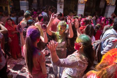Jodhpur, Rajastha, Hindistan - 20 Mart 2020: Dans eden ve Holi festivalini kutlayan Hintli bir grup.