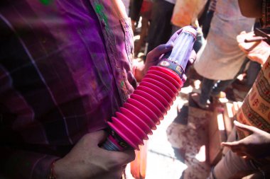 Jodhpur, Rajastha, Hindistan - 20 Mart 2020: Pichkari 'nin el ele tutuşması ya da Hindistan' daki Holi festivalini kutlamak. arkaplan