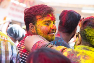 Jodhpur, Rajastha, Hindistan - 20 Mart 2020: Holi festivalini kutlayan genç Hintli erkekler, yüzleri renkli tozla kaplanmış.