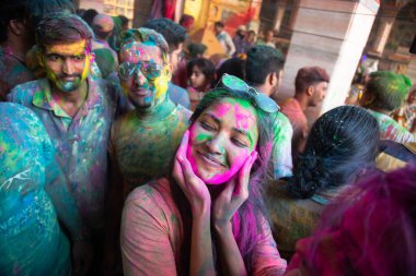 Jodhpur, Rajastha, Hindistan - 20 Mart 2020: Holi festivalini kutlayan bir grup genç Hintli, yüzleri renkli tozla kaplanmış.