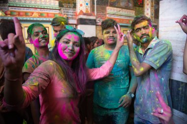 Jodhpur, Rajastha, Hindistan - 20 Mart 2020: Holi festivalini kutlayan bir grup genç Hintli, yüzleri renkli tozla kaplanmış.