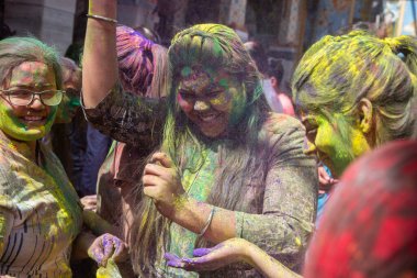 Jodhpur, Rajastha, Hindistan - 20 Mart 2020: Holi festivalini kutlayan bir grup genç Hintli, yüzleri renkli tozla kaplanmış.