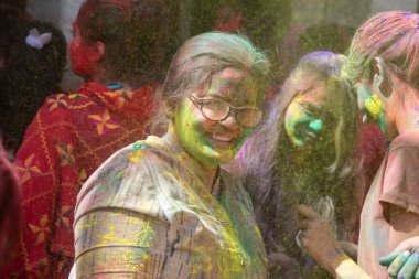 Jodhpur, Rajastha, Hindistan - 20 Mart 2020: Holi festivalini kutlayan genç Hintli kadınlar, renkli tozla kaplanmış yüzleri.