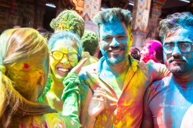 Jodhpur, Rajastha, Hindistan - 20 Mart 2020: Holi festivalini kutlayan Hintli bir grup..