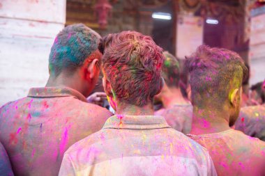 Kızılderililer renkli tozlarla kaplı Holi festivalini kutluyorlar.