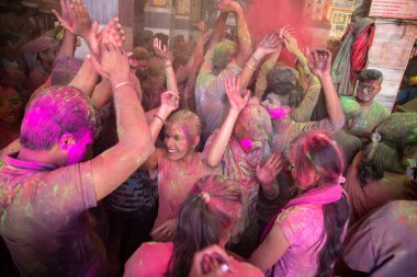 Jodhpur, Rajastha, Hindistan - 20 Mart 2020: Holi Festivali 'ni kutlayan Hintliler renkli toz attılar. Üst açı, arkaplan.