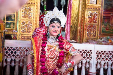 Jodhpur, Rajastha, Hindistan - 20 Mart 2020: İnsanlar Lord Krishna ve Gopi Sattriya dansını icra ediyor, Janmashtami festivali geçmişiniz kutlu olsun, Holi çalıyorsunuz..