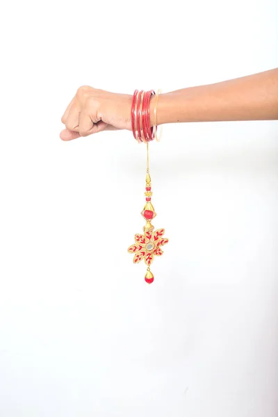 Mano Femminile Indossa Bella Lumba Rakhi Rosso Occasione Raksha Bandhan — Foto Stock