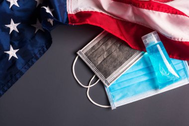 Ağız ve Amerikan bayrağı için tıbbi koruyucu tek kullanımlık yüz maskesi, gri arka planda stüdyo çekimi, güvenlik sağlık hizmetleri tıbbi önleme Coronavirus veya Covid-19