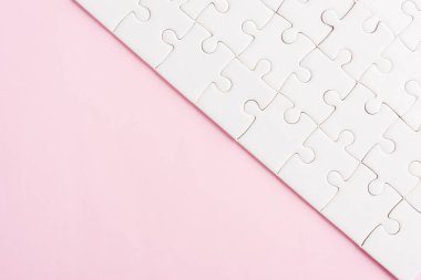 Üst görünüm düz kağıt düz yapboz yapboz dokusu pembe arkaplan, quiz hesaplama konsepti