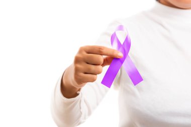 Ulusal Epilepsi veya Alzheimer Hastalıkları Günü. Elinde pankreas kanseri, epilepsi farkındalığı ve dünya Lupus Günü ve dünya kanserinin izole edilmiş beyaz arka plan sembolü olan mor kurdele tutan genç bir kadın.