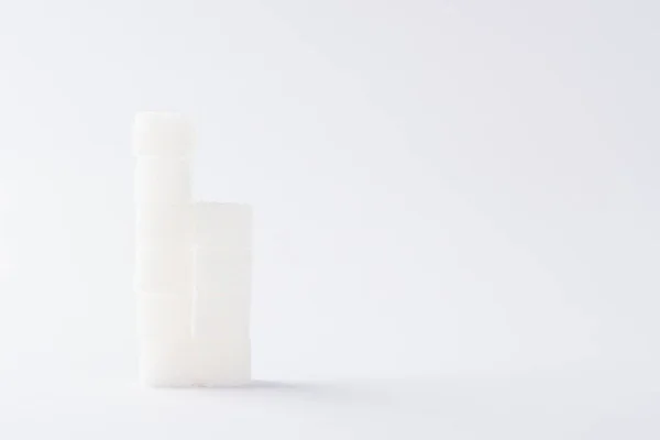成堆堆成堆的糖方图图片断 工作室拍摄的白色背景 健康高血糖症的概念 — 图库照片
