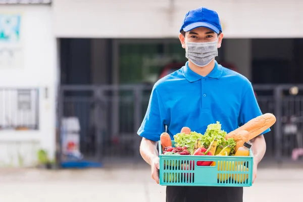 Asiático Homem Entrega Mercearia Vestindo Uniforme Azul Máscara Facial Proteger — Fotografia de Stock