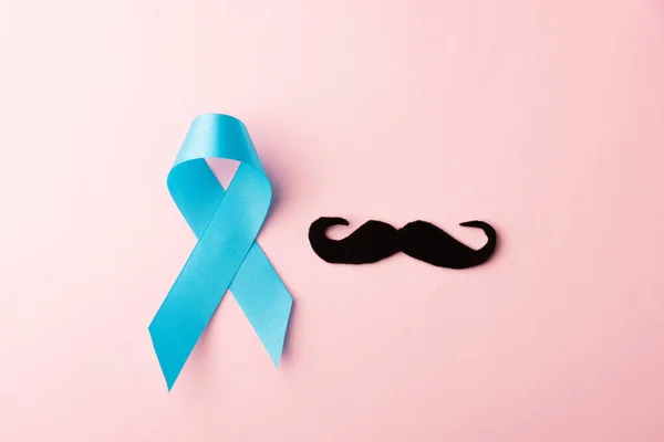 Papel Bigode Preto Fita Azul Clara Estúdio Isolado Fundo Rosa — Fotografia de Stock