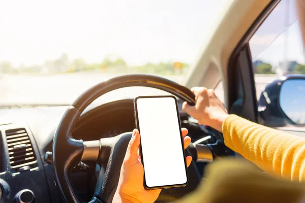 Mulher Asiática Dentro Carro Usando Uma Mão Segurando Tela Branco — Fotografia de Stock