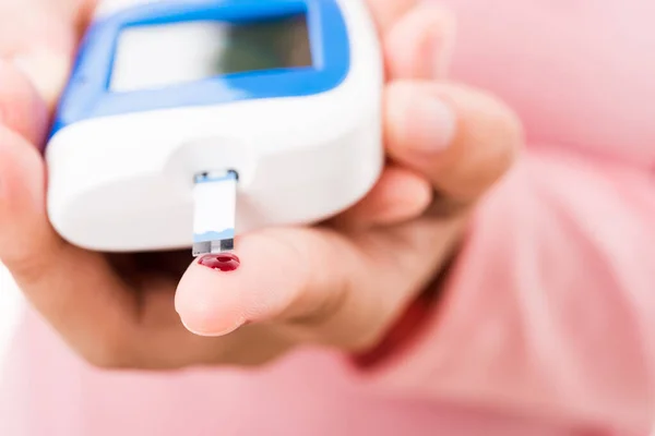 Nahaufnahme Hände Frau Messen Glukosetest Mit Blut Finger Von Glukometer — Stockfoto