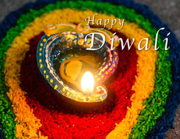 关闭的粘土点燃了已经点燃在Diya或油灯上的篝火 在混凝土的背景上 装饰印度教 Hinduism Rangoli 快乐庆祝Deepavali 或Diwali Indian Festival的概念 — 图库照片