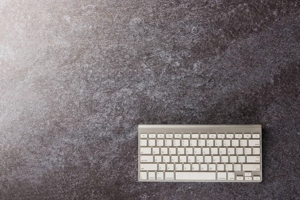 写字台混凝土背景上现代白色计算机键盘的顶视图平面布局及文本复制空间 — 图库照片