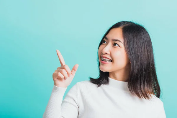 Retrato Adolescente Asiática Hermosa Sonrisa Mujer Tiene Frenos Dentales Los — Foto de Stock