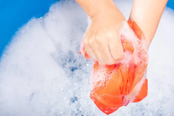 Fechar Jovem Mulher Asiática Usar Mãos Lavar Roupas Cor Bacia — Fotografia de Stock