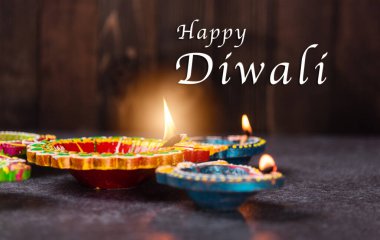 Çamuru kapat Diya 'yı ya da gaz lambasını yak, stüdyonun arka planı beton, Hinduizm Rangoli Dekorasyonu, Deepavali ya da Diwali Festivali' nin Mutlu Kutlamaları konsepti