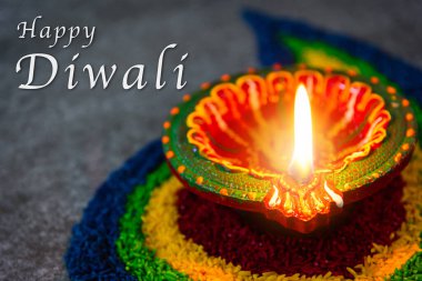 Çamuru kapat Diya 'da ateş yak ya da beton zeminde gaz lambası yak, Hinduizm Rangoli Dekorasyonu, Mutlu Kutlamalar Deepavali, ya da Diwali Hint festivali konsepti