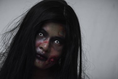 Kan içindeki kadın zombi korkunçtur. Terk edilmiş binaya musallat oldu. Evdeki korkunç hayalet kadın, Cadılar Bayramı Festivali 'nde mutlu yıllar.