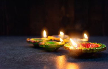 Çamuru kapat Diya 'yı ya da gaz lambasını yak, stüdyonun arka planı beton, Hinduizm Rangoli Dekorasyonu, Deepavali ya da Diwali Festivali' nin Mutlu Kutlamaları konsepti