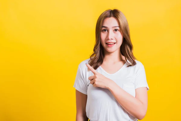 Asiático Tailandês Feliz Retrato Bonito Jovem Mulher Desgaste Branco Shirt — Fotografia de Stock