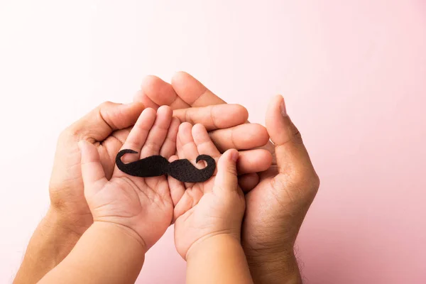 Vader Zijn Zoon Kind Gebruikt Hand Houden Zwarte Snor Studio — Stockfoto