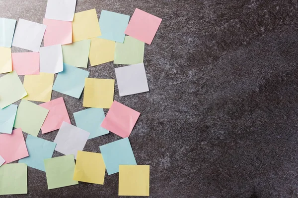 Viele Leere Bunte Papier Stick Notizliste Auf Betonwand Hintergrund Business — Stockfoto