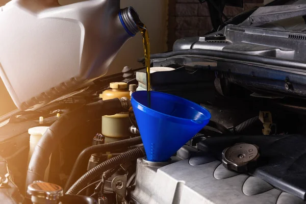 Mecánico Mano Servicio Para Reparar Coche Verter Aceite Lubricante Cambio —  Fotos de Stock