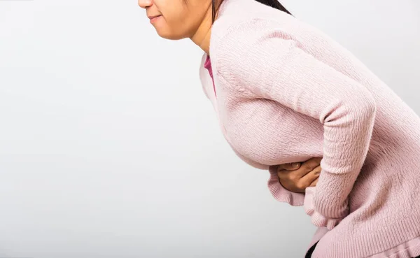 Mulher Asiática Doente Tem Dor Estômago Mantém Mãos Abdômen Parte — Fotografia de Stock