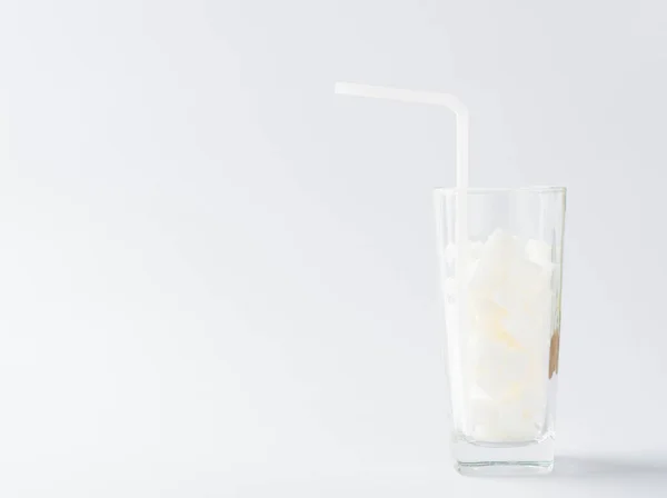 Ett Glas Full Vitt Socker Kub Söt Livsmedelsingrediens Studio Sköt — Stockfoto