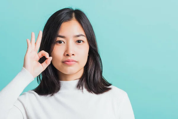 Jonge Mooie Aziatische Vrouw Glimlachen Tonen Hand Teken Portret Vrouwelijke — Stockfoto