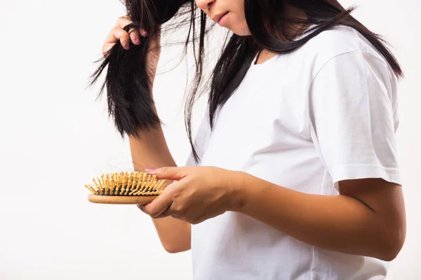 Mujer Asiática Infeliz Cabello Débil Cepillo Pelo Retención Con Cabello —  Fotos de Stock