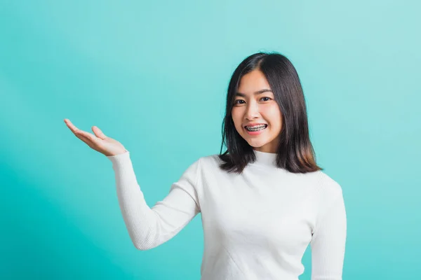 Joven Hermosa Mujer Asiática Sonriendo Maquillaje Mostrando Producto Mano Blanco — Foto de Stock