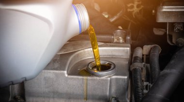 Tamir için el tamircisi, bakım onarım istasyonunda kayganlaştırıcı yağı dökme, enerji yakıtı bakım otomobili konsepti.