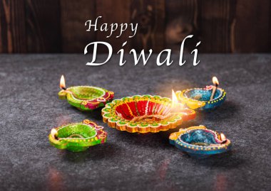 Çamuru kapat Diya 'yı ya da gaz lambasını yak, stüdyonun arka planı beton, Hinduizm Rangoli Dekorasyonu, Deepavali ya da Diwali Festivali' nin Mutlu Kutlamaları konsepti