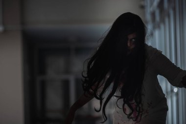 Evdeki karanlık bir odada korkunç kötü kadın hayaleti. Dişi şeytan korkutucudur. Terk edilmiş binaya dadanmıştır. Mutlu Cadılar Bayramı kutlaması.