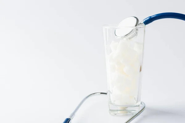 Ett Glas Fullt Vitt Socker Kub Söt Mat Ingrediens Och — Stockfoto