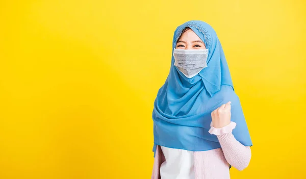 アジアのイスラム教徒アラブ人 幸せな美しい若い女性の肖像イスラームはベールヒジャーブを着用し 顔のマスクは 病気のコロナウイルスから回復した後 喜んで明るい手を上げる保護黄色を隔離 — ストック写真