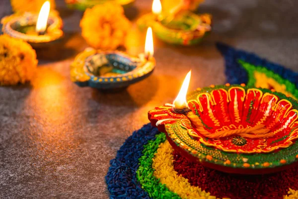 粘土を閉じると すでに具体的な背景に花とディヤやオイルランプに火を点け ヒンズー教のランゴリーの装飾 ハッピーお祝いDeepavali またはDiwaliインドの祭りのコンセプト — ストック写真