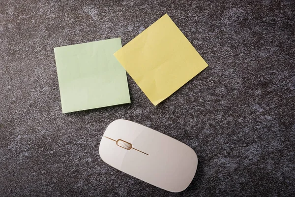 Ofis Masasının Üstünde Boş Kağıt Çubuk Notu Sarı Yeşil Beton — Stok fotoğraf