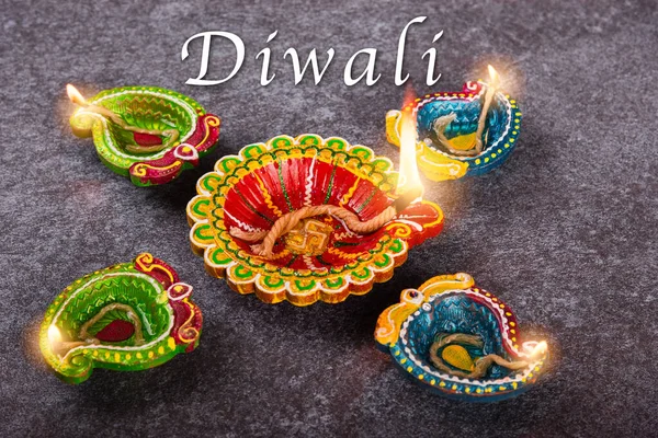 Üst tepedeki kil Diya 'da ya da petrol lambasında ateş yaktı, stüdyo çekimleri arka planda, Hinduizm Rangoli Dekorasyonu, Deepavali ya da Diwali Festivali' nde Mutlu Kutlamalar konsepti