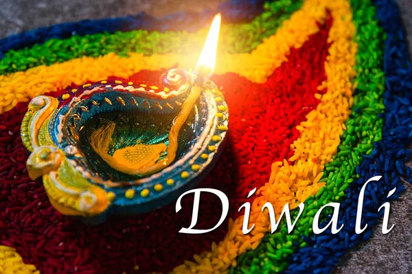 Çamuru kapat Diya 'da ateş yak ya da beton zeminde gaz lambası yak, Hinduizm Rangoli Dekorasyonu, Mutlu Kutlamalar Deepavali, ya da Diwali Hint festivali konsepti