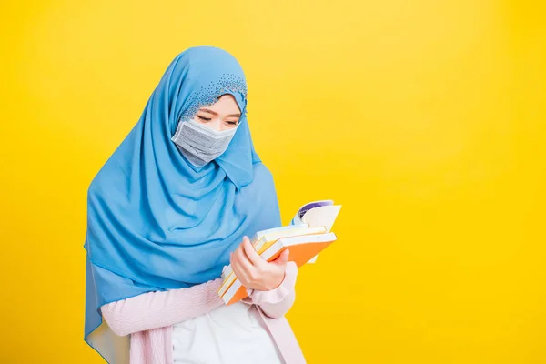アジアのイスラム教徒アラブ 幸せな美しい若い女性の肖像画宗教的な摩耗ベールヒジャーブと顔のマスク保護で予防コロナウイルス彼女は手に本を保持し それを開くと 大学に戻る — ストック写真