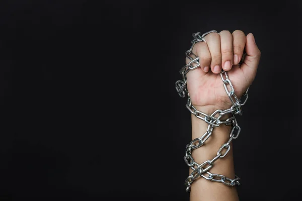 Γυναίκα Αλυσοδεμένη Στο Χέρι Μαύρο Φόντο Εμπορία Ανθρώπων Και Κακοποίηση — Φωτογραφία Αρχείου