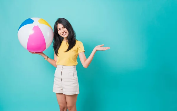 Feliz Asiática Joven Hermosa Mujer Sonriendo Dientes Blancos Pie Usar — Foto de Stock