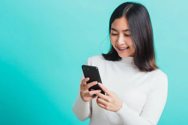 그녀가 스마트폰에서 메시지를 타이핑하며 아시아 여성의 개념에 고립된 전화를 — 스톡 사진